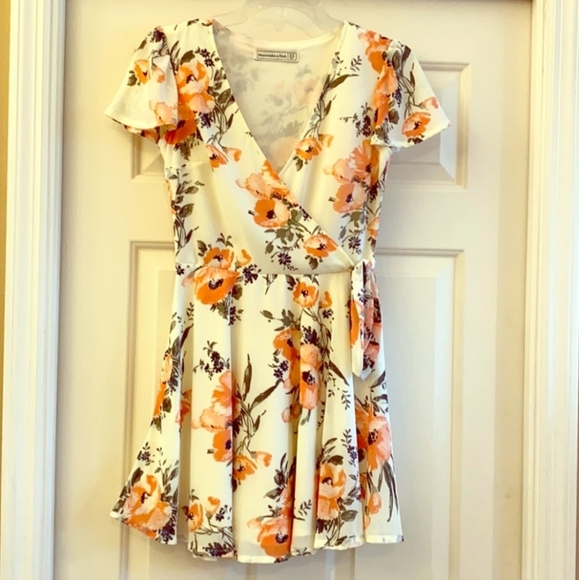 NWOT Abercrombie & Fitch cute flutter sleeves dress - Picture 7 of 7